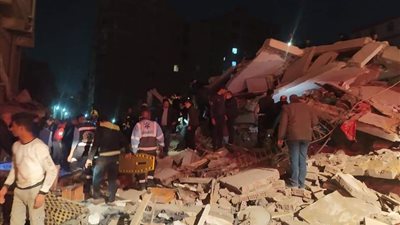 صور| سيارات الإسعاف تصل موقع عقار جسر السويس المنهار فجرًا