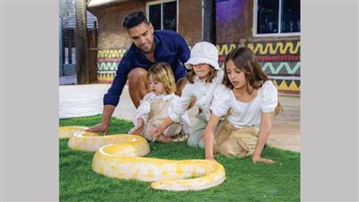 فالكاو وأسرته يطعمون الأسود والثعابين في رحلة دبي.. صور