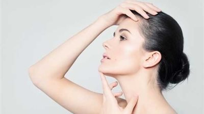 موضة «الجلد المرأة» أحدث صيحات ربيع 2021.. وهذه طريقتها 