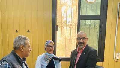  مدير مستشفى حميات حلوان يكرم عدد من الطبيبات تقديراً لتضحياتهم..صور