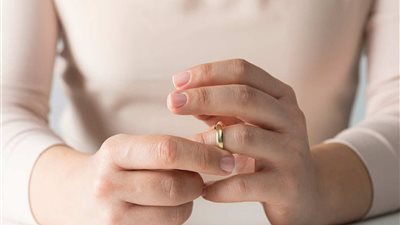 «اللى مني باعونى».. منة تخطف زوج شقيقتها بـ«ورقة عرفي» 