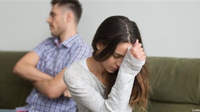 «دخل البيت بسبحة».. زوجة أمام محكمة الأسرة: «جوزي طلع ديوث»