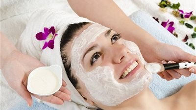 لو بشرتك دهنية.. ماسك اللبن باليمون لـ نضارة أكثر 