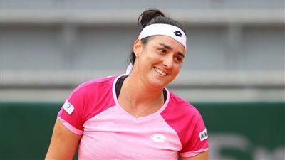 لماذا بكت أنس جابر بعد الفوز على باولا بادوسا في ميامي للتنس؟ 