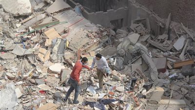 أول صور لضحايا انهيار عقار جسر السويس 