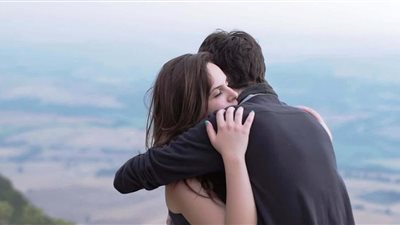 الحضن حصن أمان.. فوائد القبلة والعناق للمناعة وضربات القلب