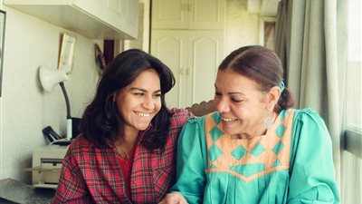 أسماء الطاهر تروي قصة تبنيها على يد عطيات الأبنودي.. فيديو