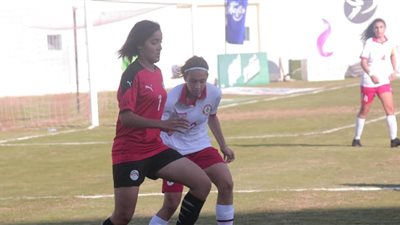 لاعبة بدوري الكرة النسائية تتقمص دور ميدو مشاكل