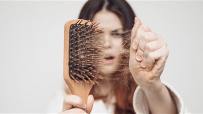 أفضل 7 طرق لعلاج تساقط الشعر بالأعشاب.. تعرفي عليها