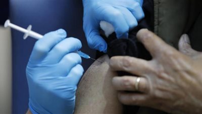 أستاذ أوبئة مستنكرا: «لحد دلوقتي الناس بتسأل أخد اللقاح ولا لأ؟» (فيديو)