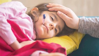 خبيرة تغذية تحذر: أكل الثلج يصيب الأطفال بـ7 أمراض