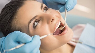 أفضل 10 طرق لـ علاج تغير لون الأسنان.. تعرفي عليها