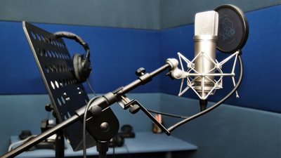 «إزاي تخلي صوتك حلو؟».. مهندس صوت يُجيب 