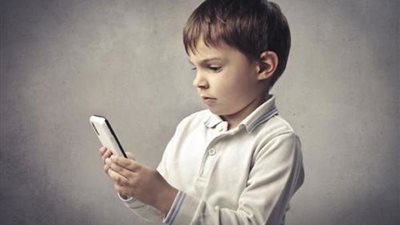 اشتري موبايل لأولادي وهم كم سنة؟ استشارية نفسية تجيب.. فيديو