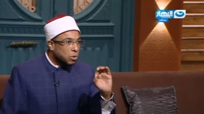 داعية مُحذرًا الرجال: «إذا رفضت طلب زوجتك تلعنك الملائكة».. فيديو