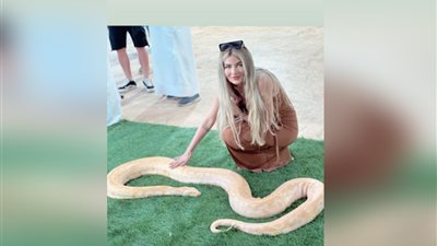 زوجة محمد زيدان تداعب ثعبانا فى حديقة family park (صور)