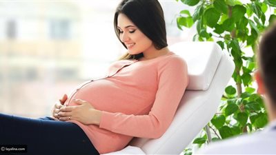 أستاذ أورام ينصح السيدات: الحمل والرضاعة يمنعان الإصابة بسرطان الثدي.. فيديو