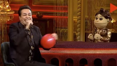 حكيم يفاجئ الجمهور بصوته بعد استنشاق الهيليوم.. فيديو