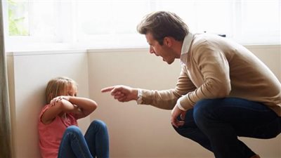 استشاري علاقات أسرية تكشف فوائد ضرب الآباء للأبناء.. فيديو