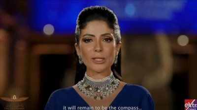 منى زكي في الصدارة.. 3 نجمات يشاركن تقديم حفل موكب المومياوات