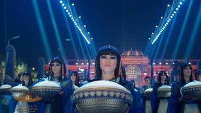 «حتشبسوت» في المُقدمة.. 4 ملكات أبهرن العالم يتجولن في شوارع المحروسة