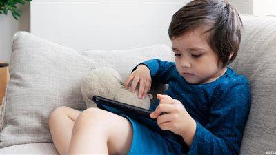 استشاري عيون يُحذر الأمهات من استخدام الأطفال للموبايل.. فيديو