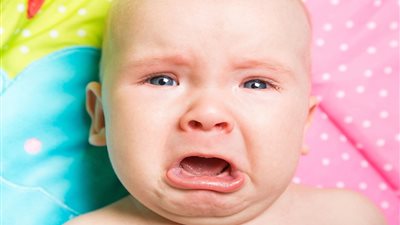 استشاري طب الأطفال يكشف أسباب بكاء حديثي الولادة بدون دموع.. فيديو