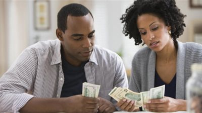 مع أم ضد مشاركة الزوجة في مصروف البيت؟.. سيدات:«ما نقلب راجل أحسن؟»