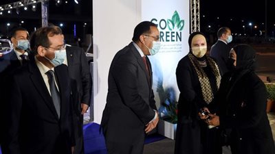 هدايا الحكومة لأبنائها.. تسليم مفاتيح أول دفعة من سيارات مبادرة الإحلال