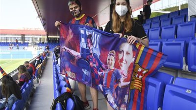 رغم كورونا.. الجماهير تحضر مباراة سيدات برشلونة وليفانتي (صور)
