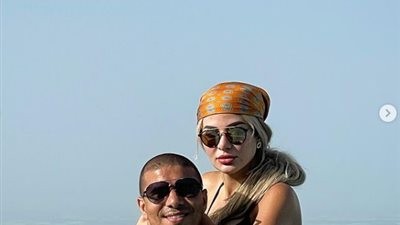 شاهد| محمد زيدان في إطلالة رومانسية مع زوجته بأحد المنتجعات