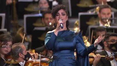 سر ظهور نسمة محجوب في حفل المومياوات الملكية بالشعر الكيرلي (فيديو)