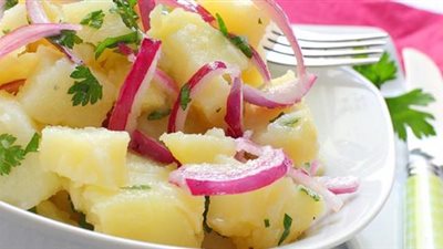 لـ«ربات البيوت».. إليكِ طرق عمل سلطة البطاطس