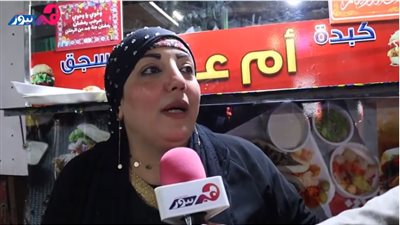 27 عامًا من كفاح الأرصفة.. بائعة الساندوتشات: «قوتي بـ10 رجالة».. فيديو