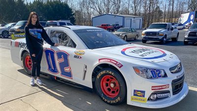 توني بريدينجر.. أول امرأة من أصول عربية تُشارك في سباقات «ناسكار» للسيارات