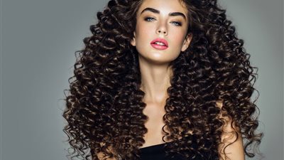 إزاي تخلي شعرك كيرلي بعد الاستحمام؟.. متخصصة تجيب