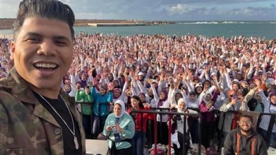 عمرو كمال يُغضب الملايين بسبب حفل تخرج طالبات تربية الإسكندية