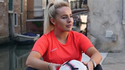 ليف كوك.. لاعبة كرة قدم إنجليزية حرة تمتلك مهارات خاصة (فيديو)