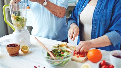 خبيرة تغذية تحدد أفضل وجبة غذائية لكبار السن.. فيديو