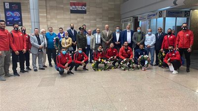 وزير الرياضة يُهنئ المنتخب المصري للمصارعة بمطار القاهرة