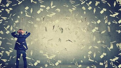 لعنة المال تلاحق شبابنا.. والسوشيال ميديا «فخ» لأصحاب النفوس الضعيفة