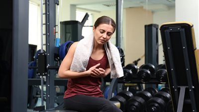 صدرك بيوجعك عند حمل شيء ثقيل.. تعرفي على السبب