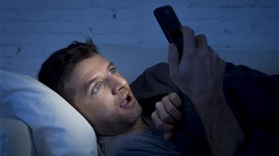 تجارة أرباحها بالمليارات.. طبيب يُحذر: أزواج يمتنعون عن زوجاتهم ويلجأون للأفلام الإباحية