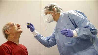  أعراض جديدة للإصابة بكورونا.. قرحة وتغير بالأطراف (فيديو)