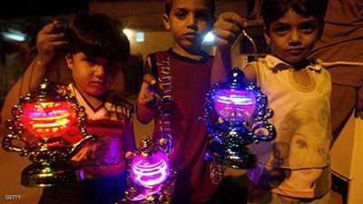 «فوانيس رمضان».. فرحة تُنير قلوب الأطفال نهارًا.. وتُضيء الشوارع ليلًا