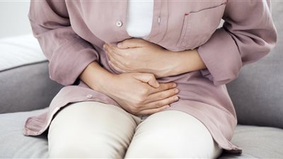 أسباب الإصابة بالقولون العصبي وطرق علاجه؟.. فيديو