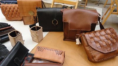 «حلمي لن يتوقف».. منّة صالح تروي قصة نجاحها في صناعة الشنط الجلد (صور)