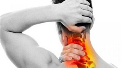 الإفراط فى استخدام الهواتف والكمبيوتر.. يعرضك للانزلاق الغضروفى (فيديو)