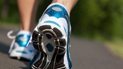 طبيب يكشف فوائد المشي بعد الإفطار فى رمضان .. فيديو