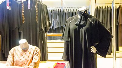 بالأرقام.. انتعاشة في سوق العبايات قبل رمضان.. و100 جنيه للشعبي